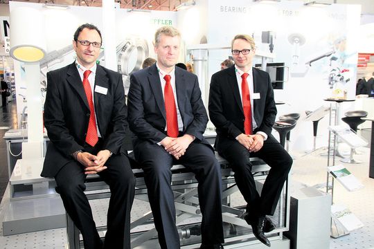 Beraten Kunden aus der Medizintechnik ganzheitlich von der Konstruktion bis zur Montage, die Schaeffler-Experten Joachim Bockenheimer, Jürgen Klein und Carsten Hochherz (von links) Beraten Kunden aus der Medizintechnik ganzheitlich von der Konstruktion bis zur Montage, die Schaeffler-Experten Joachim Bockenheimer, Jürgen Klein und Carsten Hochherz (von links)
