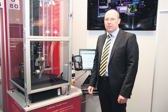 „Die grundsätzlichen Prüfungen in der Medizintechnik sind direkt aus der Materialprüfung abgeleitet, sodass die Wirkprinzipien unserer Maschinen direkt anwendbar sind“, Erik Schmidt-Staubach, Sales Manager, Instron Deutschland GmbH „Die grundsätzlichen Prüfungen in der Medizintechnik sind direkt aus der Materialprüfung abgeleitet, sodass die Wirkprinzipien unserer Maschinen direkt anwendbar sind“, Erik Schmidt-Staubach, Sales Manager, Instron Deutschland GmbH