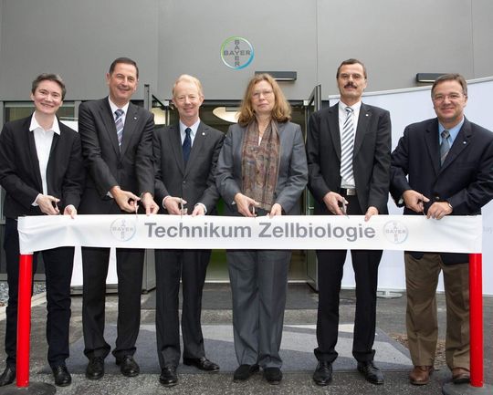 Große Freude über die bevorstehende Inbetriebnahme des neuen Wuppertaler Technikums Zellbiologie (v.l.n.r.: Dr. Simone Kardinahl, Leiterin der Biotechnologischen Entwicklung Bayer Health Care Wuppertal, Peter Jung, Wuppertaler Oberbürgermeister, Dr. Marijn Dekkers, Vorstandsvorsitzender von Bayer, Anne Lütkes, Regierungspräsidentin Düsseldorf, Dr. Klaus Jelich, Standortleiter Wuppertal, Prof. Dr. Andreas Busch, Bayer Health Care Executive Committee und Leiter Global Drug Discovery). Große Freude über die bevorstehende Inbetriebnahme des neuen Wuppertaler Technikums Zellbiologie (v.l.n.r.: Dr. Simone Kardinahl, Leiterin der Biotechnologischen Entwicklung Bayer Health Care Wuppertal, Peter Jung, Wuppertaler Oberbürgermeister, Dr. Marijn Dekkers, Vorstandsvorsitzender von Bayer, Anne Lütkes, Regierungspräsidentin Düsseldorf, Dr. Klaus Jelich, Standortleiter Wuppertal, Prof. Dr. Andreas Busch, Bayer Health Care Executive Committee und Leiter Global Drug Discovery).