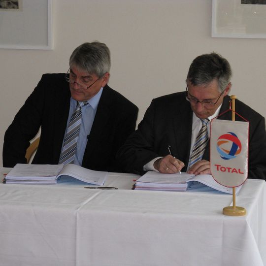 Roland Ludwig (EDL) with Reinhard Kroll (TOTAL) during the signing of the engineering contract for the refinery revam,p of Total's Leuna facilities. Roland Ludwig (EDL) with Reinhard Kroll (TOTAL) during the signing of the engineering contract for the refinery revam,p of Total's Leuna facilities.
