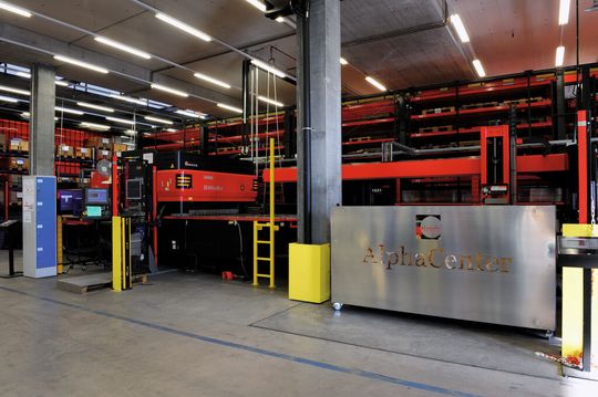 Vollautomatisierung: Laser-Schneid-Center LC 2415, integriert in das automatische Blechlager CS 300. Vollautomatisierung: Laser-Schneid-Center LC 2415, integriert in das automatische Blechlager CS 300.