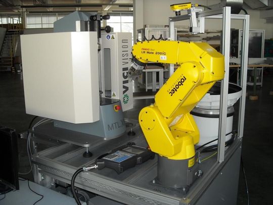 Automatisierte Version: automatische Be- und Entladung mit Fanuc Roboter. Automatisierte Version: automatische Be- und Entladung mit Fanuc Roboter.