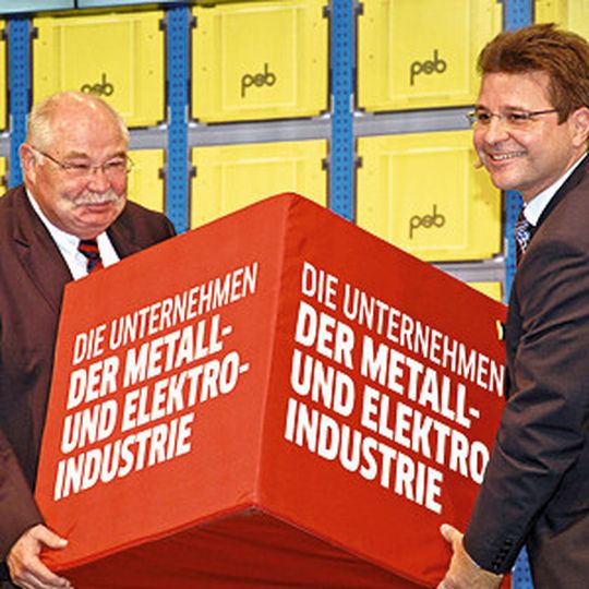Aus den Händen von Pfalzmetall-Hauptgeschäftsführer Werner Simon (links) erhält PSB-Geschäftsführer Werner Klein den symbolischen Kampagnenwürfel „Herz der Wirtschaft“. Aus den Händen von Pfalzmetall-Hauptgeschäftsführer Werner Simon (links) erhält PSB-Geschäftsführer Werner Klein den symbolischen Kampagnenwürfel „Herz der Wirtschaft“.