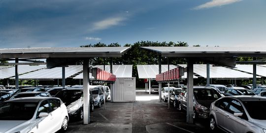 Photovoltaik: eine 4,6 MW Carport-Anlange mit REFUsol 010K, REFUsol 013K und REFUsol 017K