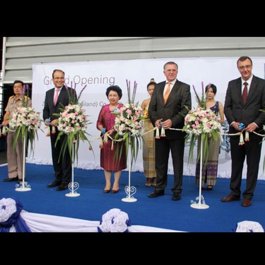 Eröffneten das neue ZF-Werk in Rayong (von links): Wongtep Khemvirat (Gouverneur des Bezirks Pluakdaeng), Dr. Peter Holdmann (ZF), Dr. Atchaka Sriboonruang (Thailändisches Industrieministerium), Reinhard Buhl und Andreas Klein (beide ZF).