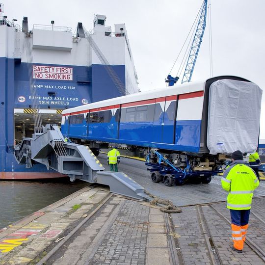 Verladung eines Metro-Waggons auf das RoRo-Schiff NYK Graceful Leader am BLG-Autoterminal Bremerhaven. Verladung eines Metro-Waggons auf das RoRo-Schiff NYK Graceful Leader am BLG-Autoterminal Bremerhaven.