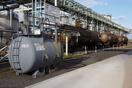 Umschlagstationen für den Weitertransport der unterschiedlichen Stoffe mit verschiedenen Verkehrsträgern stehen zentral als auch direkt in Lagernähe zur Verfügung. Umschlagstationen für den Weitertransport der unterschiedlichen Stoffe mit verschiedenen Verkehrsträgern stehen zentral als auch direkt in Lagernähe zur Verfügung.