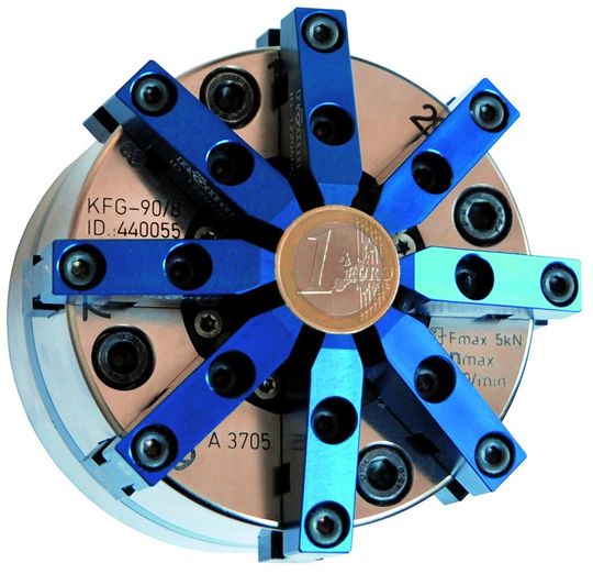 Kraftbetätigtes Spannfutter KFG 90/8 mit acht Spannbacken für gleichmässige Kraftverteilung und deformationsfreies zentrisches Spanen. Kraftbetätigtes Spannfutter KFG 90/8 mit acht Spannbacken für gleichmässige Kraftverteilung und deformationsfreies zentrisches Spanen.