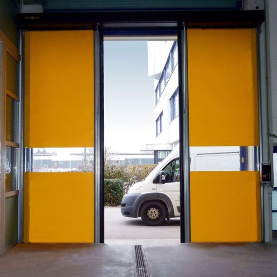 Horizontal öffnen sich die neuen Schnelllauftore Novosprint von Butzbach. Horizontal öffnen sich die neuen Schnelllauftore Novosprint von Butzbach.