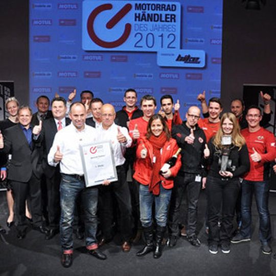 Daumen hoch für den bike und business-Motorradhändler des Jahres 2012: Zweirad Trinkner in Löchgau. Daumen hoch für den bike und business-Motorradhändler des Jahres 2012: Zweirad Trinkner in Löchgau.