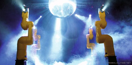 Télévision française lors d’un quête de nouveaux talents : Le groupe français de musique électronique Daft Punk a fait appel aux robots Stäubli pour une chorégraphie qui a réussi à les emmener en demi-finale. Télévision française lors d’un quête de nouveaux talents : Le groupe français de musique électronique Daft Punk a fait appel aux robots Stäubli pour une chorégraphie qui a réussi à les emmener en demi-finale.