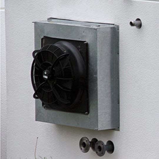 Die Blockheizkraftwerke einer Biogasanlage mögen es nicht zu warm. Deshalb sorgen Ventilatoren von Ziehl-Abegg bei den Demonstrationsanlagen von Geisberger für die Belüftung. Die Blockheizkraftwerke einer Biogasanlage mögen es nicht zu warm. Deshalb sorgen Ventilatoren von Ziehl-Abegg bei den Demonstrationsanlagen von Geisberger für die Belüftung.