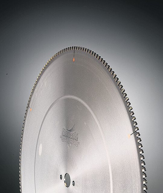 Scalve Meccatronik conçoit et fabrique des lames de scie d’un diamètre de 90 à 2200 mm. Scalve Meccatronik conçoit et fabrique des lames de scie d’un diamètre de 90 à 2200 mm.