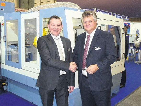 Christophe Chaumet, responsable des ventes France chez Anca GmbH, et Frédéric Springmann, directeur de Springmann SA se félicitent de leur bonne collaboration initiée il y a 18 mois. Ils posent devant la machine CNC d’affûtage et de taillage Anca MX7. Christophe Chaumet, responsable des ventes France chez Anca GmbH, et Frédéric Springmann, directeur de Springmann SA se félicitent de leur bonne collaboration initiée il y a 18 mois. Ils posent devant la machine CNC d’affûtage et de taillage Anca MX7.