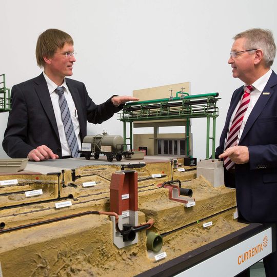 Chempark-Leiter Dr. Ernst Grigat gemeinsam mit Werner Völkel, Leiter Currenta-Infrastruktur, am Trassenmodell des Chempark Chempark-Leiter Dr. Ernst Grigat gemeinsam mit Werner Völkel, Leiter Currenta-Infrastruktur, am Trassenmodell des Chempark