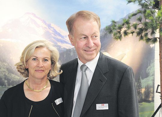 Das Ehepaar Brandenberger von der Geschäftsleitung bekräftigte das Bekenntnis zur Schweiz mit ihren Qualitäten und Traditionen. Das Ehepaar Brandenberger von der Geschäftsleitung bekräftigte das Bekenntnis zur Schweiz mit ihren Qualitäten und Traditionen.
