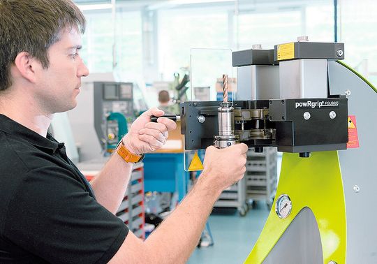 Mit dem flexiblen Pow-R-grip-System und den unterschiedlichen Basisgrössen (neu: PG 6, PG 10, PG 15, PG 25, PG 32) besteht eine Vielzahl von Möglichkeiten zum Spannen von Werkzeugen. Der Einpressvorgang gestaltet sich einfach, schnell und sicher. Mit dem flexiblen Pow-R-grip-System und den unterschiedlichen Basisgrössen (neu: PG 6, PG 10, PG 15, PG 25, PG 32) besteht eine Vielzahl von Möglichkeiten zum Spannen von Werkzeugen. Der Einpressvorgang gestaltet sich einfach, schnell und sicher.