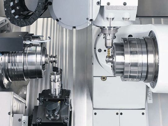Halbierte Durchlaufzeiten und damit doppelte Produktivität in der Stangenbearbeitung: Bei der FZ08 MT ist zeitgleiches Drehen und Fräsen möglich. Halbierte Durchlaufzeiten und damit doppelte Produktivität in der Stangenbearbeitung: Bei der FZ08 MT ist zeitgleiches Drehen und Fräsen möglich.