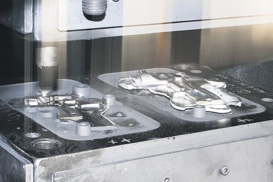 Die Warmpresstechnologie ist für kleine Serien bis zu Grossserien von mehreren tausend Stück anwendbar. Die Warmpresstechnologie ist für kleine Serien bis zu Grossserien von mehreren tausend Stück anwendbar.