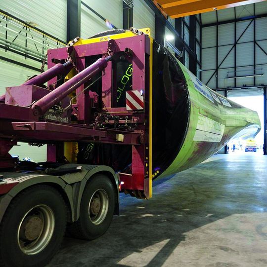Prüfungen für die Zertifizierung können im Fraunhofer-IWES an Rotorblättern bis 90 m Länge vorgenommen werden. Prüfungen für die Zertifizierung können im Fraunhofer-IWES an Rotorblättern bis 90 m Länge vorgenommen werden.