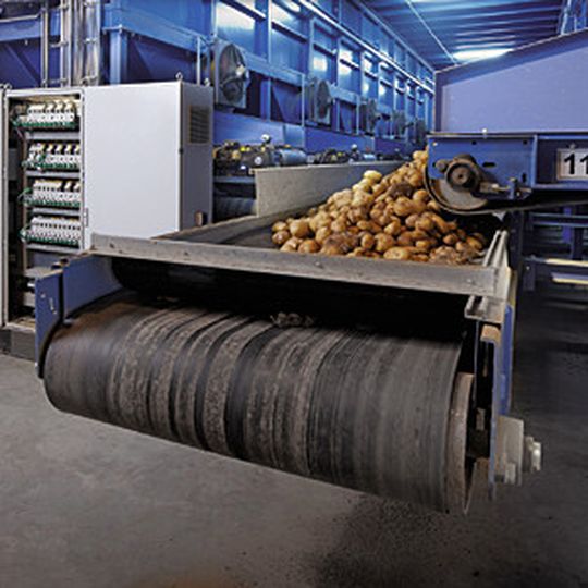 Bild 1: Lasersensoren steuern die Förderbänder und sorgen für eine gleichmäßige Transportmenge.