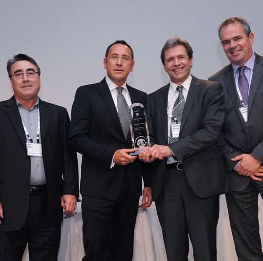 Preisverleihung (v.l.): Bill Long, Vice President, Global Supply Chain Network and Logistics (HP), Jürgen Bauer, Regionaldirektor Ost (Gebr. Weiss), Wolfgang Niessner, Vorstandsvorsitzender (Gebr. Weiss) sowie Ronald Kleijwegt, Regional Director, EMEA Logistics (HP). Preisverleihung (v.l.): Bill Long, Vice President, Global Supply Chain Network and Logistics (HP), Jürgen Bauer, Regionaldirektor Ost (Gebr. Weiss), Wolfgang Niessner, Vorstandsvorsitzender (Gebr. Weiss) sowie Ronald Kleijwegt, Regional Director, EMEA Logistics (HP).