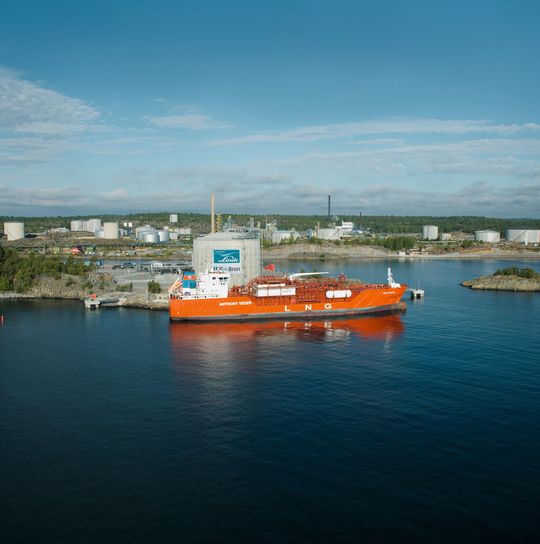 Linde betreibt seit 2011 einen ersten LNG-Terminal in Schweden. Jetzt baut das Unternehmen für Skangass einen LNG-Terminal, der im Frühjahr 2014 in Betrieb gehen soll. Linde betreibt seit 2011 einen ersten LNG-Terminal in Schweden. Jetzt baut das Unternehmen für Skangass einen LNG-Terminal, der im Frühjahr 2014 in Betrieb gehen soll.