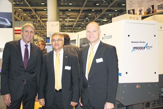 Sie freuen sich über den 1. Platz des Prodex-Awards (v.l.n.r.): Fred Gaegauf (Geschäftsleitung), Antonio Bottazo (Verkaufsleiter), Erhard Kämpf (Abteilungsleiter Formen und Gewinden) vor einer Studer Rundschleifmaschine mit integrierter 'Studer Technology' Software. Sie freuen sich über den 1. Platz des Prodex-Awards (v.l.n.r.): Fred Gaegauf (Geschäftsleitung), Antonio Bottazo (Verkaufsleiter), Erhard Kämpf (Abteilungsleiter Formen und Gewinden) vor einer Studer Rundschleifmaschine mit integrierter 'Studer Technology' Software.