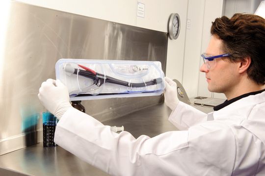 Bild 1 | Verpackungsvalidierung: Mittels Farbeindringprüfung lässt sich die Unversehrtheit von Medizintechnikverpackungen prüfen Bild 1 | Verpackungsvalidierung: Mittels Farbeindringprüfung lässt sich die Unversehrtheit von Medizintechnikverpackungen prüfen