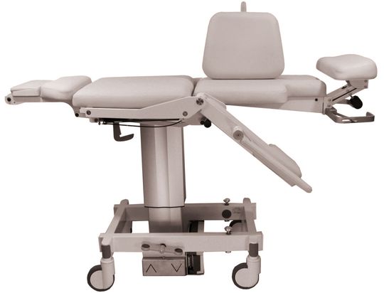 Bild 1 | Richtig positionieren: Der Patientenstuhl für Transport und Lagerung von Patientinnen für Mammographie-Untersuchungen und stereotaktische Eingriffe ruht auf einer Hubsäule „RK Powerlift M“ Bild 1 | Richtig positionieren: Der Patientenstuhl für Transport und Lagerung von Patientinnen für Mammographie-Untersuchungen und stereotaktische Eingriffe ruht auf einer Hubsäule „RK Powerlift M“