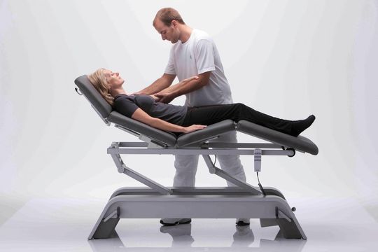 Bild 1 | Komfortabel: Um Patienten eine komfortable Position zu ermöglichen, ist die variable, vierteilige Behandlungsliege „Taxxo well“ mit unterschiedlichen Verstellantrieben ausgestattet Bild 1 | Komfortabel: Um Patienten eine komfortable Position zu ermöglichen, ist die variable, vierteilige Behandlungsliege „Taxxo well“ mit unterschiedlichen Verstellantrieben ausgestattet