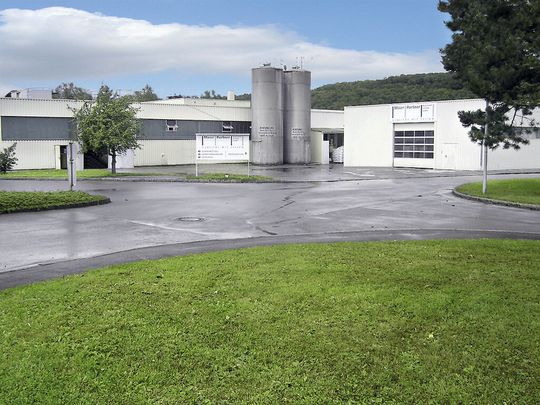 Bild 1 |Sauberraum: Im Bempflinger Stammwerk von Maier + Partner erfolgte 2010 der Teilumbau in der Produktion, bei dem ein 480 m² großer Sauberraum entstanden ist Bild 1 |Sauberraum: Im Bempflinger Stammwerk von Maier + Partner erfolgte 2010 der Teilumbau in der Produktion, bei dem ein 480 m² großer Sauberraum entstanden ist