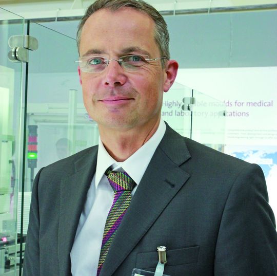 Bild 1 | Christoph Lhota, Leiter des Geschäftsbereichs Medical bei Engel Austria: „Wir sehen einen klaren Trend zu vollelektrischen Maschinen“ Bild 1 | Christoph Lhota, Leiter des Geschäftsbereichs Medical bei Engel Austria: „Wir sehen einen klaren Trend zu vollelektrischen Maschinen“