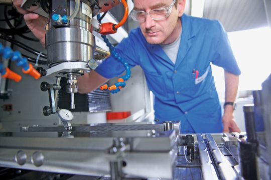 Bild 1 | Präzisionswerkzeugbau: Unter klimatisierten Bedingungen entstehen bei Sulzer Mixpac Spritzgießwerkzeuge, die sich für die Kunden rechnen Bild 1 | Präzisionswerkzeugbau: Unter klimatisierten Bedingungen entstehen bei Sulzer Mixpac Spritzgießwerkzeuge, die sich für die Kunden rechnen