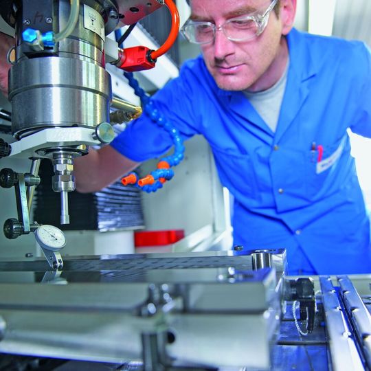 Bild 1 | Präzisionswerkzeugbau: Unter klimatisierten Bedingungen entstehen bei Sulzer Mixpac Spritzgießwerkzeuge, die sich für die Kunden rechnen