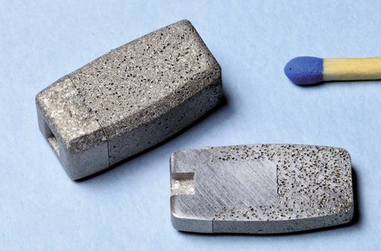 Bild 1 | Prototyp eines 2C-MIM-Wirbelsäulenimplantats: Die Grenzen zwischen dem porösen Teil des Implantats und dem dichten Teil sind klar zu erkennen Bild 1 | Prototyp eines 2C-MIM-Wirbelsäulenimplantats: Die Grenzen zwischen dem porösen Teil des Implantats und dem dichten Teil sind klar zu erkennen