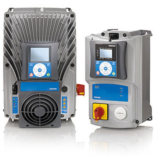 Mit einer Gehäuseschutzart von IP66/Typ 4X können der Frequenzumrichter Vacon 100 X wie auch die dezentrale Lösung Vacon 20 X selbst unter rauen Bedingungen eingesetzt werden