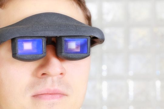 Mit dieser Datenbrille können Anwender Displays durch die Bewegung ihrer Augen steuern. Mit dieser Datenbrille können Anwender Displays durch die Bewegung ihrer Augen steuern.