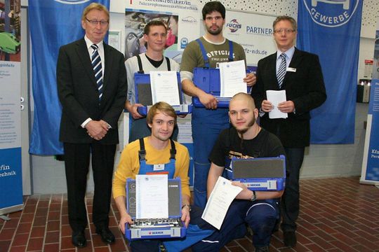 Ausgezeichnet: (v.li.) Wilfried Schröder (Albert Berner), Jörg Pilney (2. Sieger), Daniel Zange (Landessieger) und Detlef Schlue (Kfz-Landesverband Niedersachsen-Bremen); (hockend v.li.) Nils Warnecke (4. Sieger) und Felix Bonin (3. Sieger).