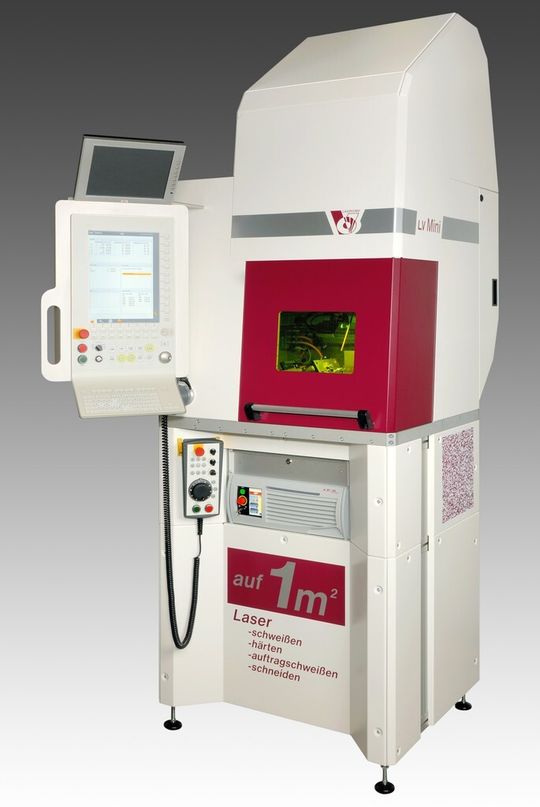 Auf sehr kleinem Raum ermöglicht die Serienmaschine „LV Mini“ eine Echtzeitsynchronisation von Laserleistung, Strahlformung und Bewegungen Auf sehr kleinem Raum ermöglicht die Serienmaschine „LV Mini“ eine Echtzeitsynchronisation von Laserleistung, Strahlformung und Bewegungen