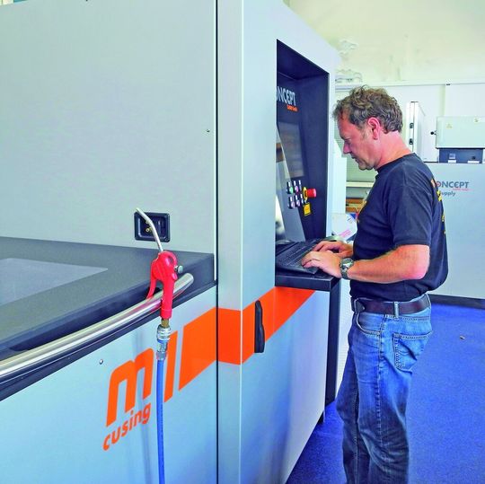 Die Lasercusing-Anlage vereinfacht die Fertigung geometrisch komplexer Werkzeugeinsätze mit konturnahen Kühlkanälen. Fertigungsflexibilität und Zeiteinsparung erleichtern Kundennähe und Termintreue.