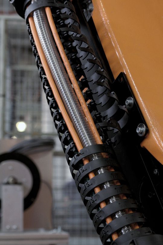 La chaîne porte-câbles est facile à ouvrir, une opération rapide qui peut être assurée même sur le robot. L’échange de câbles ou même le remplacement de tout le remplissage se fait en un temps record. De ce fait, les temps d’arrêt sont réduits au strict minimum. La chaîne porte-câbles est facile à ouvrir, une opération rapide qui peut être assurée même sur le robot. L’échange de câbles ou même le remplacement de tout le remplissage se fait en un temps record. De ce fait, les temps d’arrêt sont réduits au strict minimum.