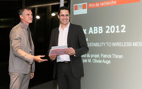 Olivier Auge von der lokalen Business Unit ABB Sécheron in Genf (links) gratuliert dem Preisträger Dr. Adel Aziz. Olivier Auge von der lokalen Business Unit ABB Sécheron in Genf (links) gratuliert dem Preisträger Dr. Adel Aziz.