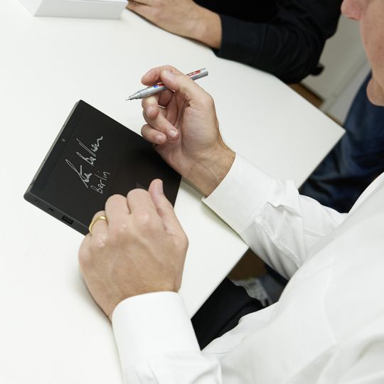 Steve Ballmer signiert das Surface für die gute Sache. Steve Ballmer signiert das Surface für die gute Sache.