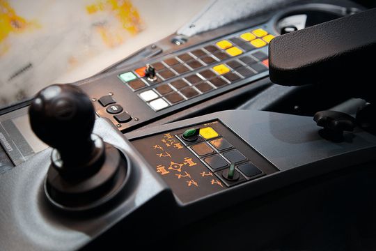 Befehlsgeräte im Einsatz: Die Baureihe Oktron-Juwel lässt sich in der Kabine des Krans nahtlos nebeneinander montieren und ähnelt einer Folientastatur Befehlsgeräte im Einsatz: Die Baureihe Oktron-Juwel lässt sich in der Kabine des Krans nahtlos nebeneinander montieren und ähnelt einer Folientastatur