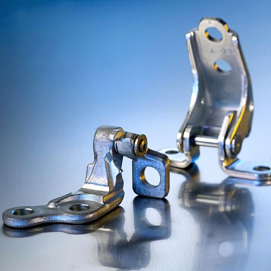 Edscha, weltgrößter Lieferant für Scharniersysteme, übernimmt zum 1. März 2013 zwei seiner langjährigen Entwicklungspartner. Das Unternehmen will damit seine Kompetenzen im Bereich Leichtbau erweitern.