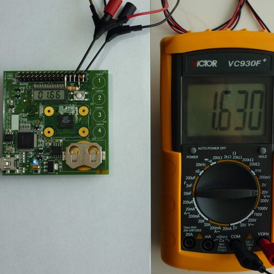 Einfaches Voltmeter mit einem FPGA: Entwicklungsboard mit MachXO2-Baustein von Lattice Einfaches Voltmeter mit einem FPGA: Entwicklungsboard mit MachXO2-Baustein von Lattice