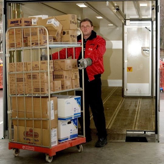Ob Food-, Tiefkühl- oder Tabakwaren – Lekkerland stellt seinen Kunden mit den Mehrkammerfahrzeugen alle Warensegmente in nur einer Lieferung zu. Ob Food-, Tiefkühl- oder Tabakwaren – Lekkerland stellt seinen Kunden mit den Mehrkammerfahrzeugen alle Warensegmente in nur einer Lieferung zu.