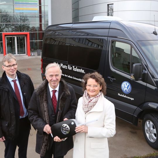 Prof. Dr.-Ing. Lutz Rissing (PZH, links), Prof. Erich Barke (Leibniz-Universität Hannover) und Elke Eller (VW Nutzfahrzeuge) bei der Schlüsselübergabe des neuen VW Crafter. Prof. Dr.-Ing. Lutz Rissing (PZH, links), Prof. Erich Barke (Leibniz-Universität Hannover) und Elke Eller (VW Nutzfahrzeuge) bei der Schlüsselübergabe des neuen VW Crafter.