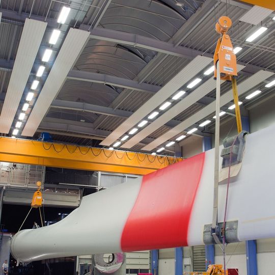 Rotomax-Lastwendegeräte werden beispielsweise in der Windkraftindustrie zum Drehen von Robotblättern eingesetzt. Rotomax-Lastwendegeräte werden beispielsweise in der Windkraftindustrie zum Drehen von Robotblättern eingesetzt.